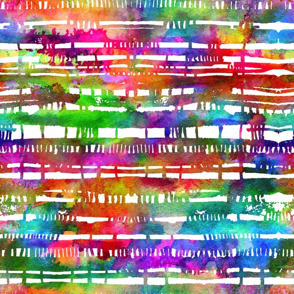 Motif sans couture avec des rayures et des coups de pinceau. Aquarelle arc-en-ciel sur fond blanc. Texture grange peinte à la main. Encre éléments géométriques. Mode style moderne. Impression de tissu sans fin. Adolescent art — Photo