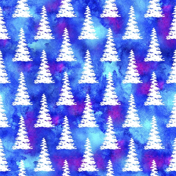 XMAS υδατογραφία Fir Tree Seamless Pattern σε λευκό χρώμα σε φόντο μπλε ακουαρέλα. Χειροποίητη ταπετσαρία από έλατο πεύκου για διακόσμηση, περιτύλιγμα ή χριστουγεννιάτικη διακόσμηση — Φωτογραφία Αρχείου