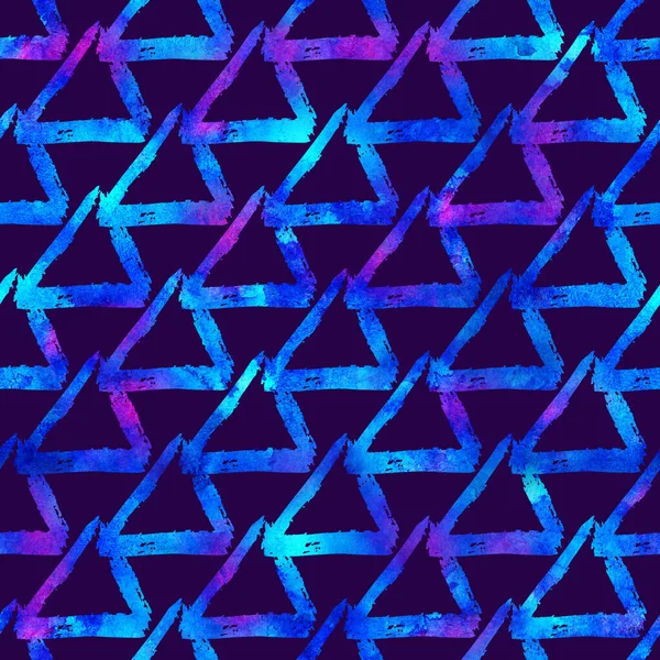 Бесшовные треугольники кисти шаблона. Синий цвет на фиолетовом фоне. Мбаппе раскрасил гамму текстур. Геометрические элементы чернил. Модный современный стиль. Бесконечная фантазия о клетчатой ткани. Акварель — стоковое фото