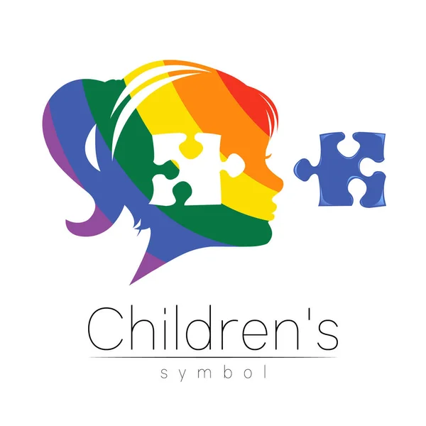 Logotipo de vector moderno Cabeza de niña con rompecabezas dentro del cerebro en color arco iris. Signo de logo de Psicología. Perfil humano. Estilo creativo. Símbolo en vector. Concepto de diseño. — Archivo Imágenes Vectoriales