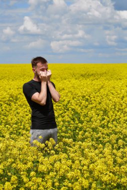 Çiçeklere, polenlere ve çiçeklere karşı mevsimsel alerjiler