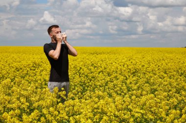 Çiçek açan bitkilere alerjisi olan bir adam..