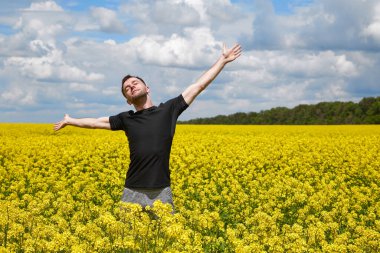 Kolza tarlasında polen alerjisi olmayan mutlu bir adam..