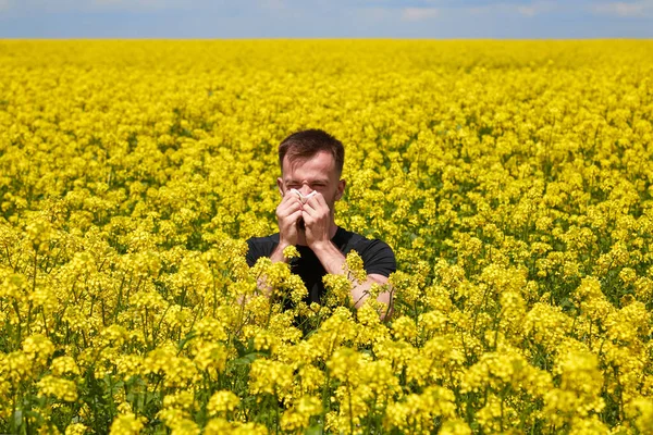 Uomo Allergico Polline Delle Piante Fiore Starnutisce Coprendo Bocca Con — Foto Stock