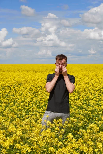 花粉症の男が目や鼻をこすり — ストック写真