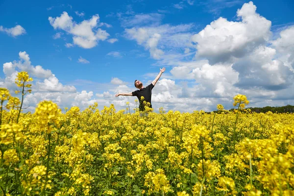 男は花が咲く畑にいるのが好き — ストック写真