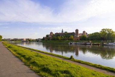 Wawel Hill 'deki Kraliyet Kalesi. Wisla Nehri önplanda