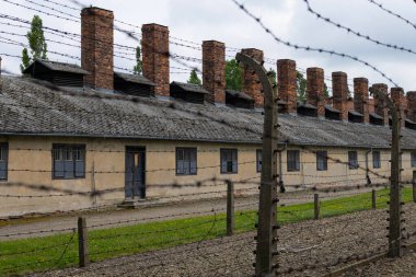 AuschWitz, POLAND - 13 Temmuz 2023 Auschwitz Soykırım Anma Müzesi. Yakılan mahkumlar için fırınları olan krematoryum