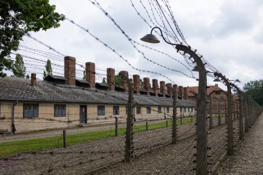 AuschWitz, POLAND - 13 Temmuz 2023 Auschwitz Soykırım Anma Müzesi. Auschwitz kampındaki mahkumlar için elektrikli çit.