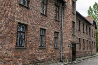 AuschWitz, POLAND - 13 Temmuz 2023 Auschwitz Soykırım Anma Müzesi. Tutsaklar için binalar