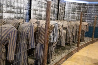 AuschWitz, POLAND - 13 Temmuz 2023 Auschwitz Soykırım Anma Müzesi. Mahkûm mankenlerinin sergilenmesi.