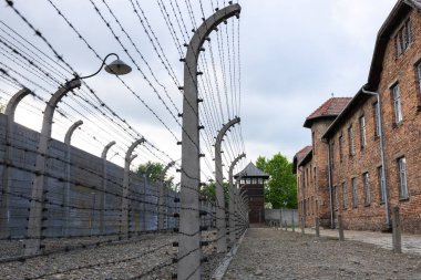 AuschWitz, POLAND - 13 Temmuz 2023 Auschwitz Soykırım Anma Müzesi. Auschwitz kampındaki mahkumlar için elektrikli çit.