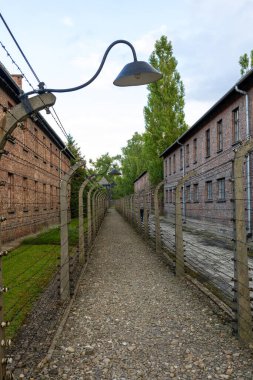 AuschWitz, POLAND - 13 Temmuz 2023 Auschwitz Soykırım Anma Müzesi. Auschwitz kampındaki mahkumlar için elektrikli çit.