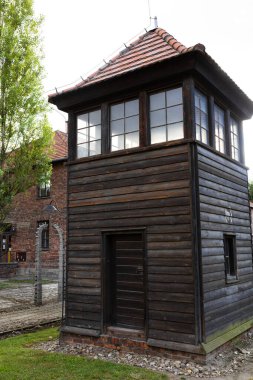 AuschWitz, POLAND - 13 Temmuz 2023 Auschwitz Soykırım Anma Müzesi. Toplama kampının bölgesindeki gözlem kulesi.