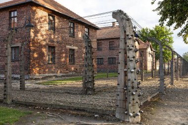AuschWitz, POLAND - 13 Temmuz 2023 Auschwitz Soykırım Anma Müzesi. Auschwitz kampındaki mahkumlar için elektrikli çit.