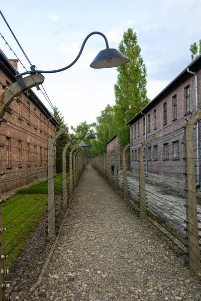 AuschWitz, POLAND - 13 Temmuz 2023 Auschwitz Soykırım Anma Müzesi. Auschwitz kampındaki mahkumlar için elektrikli çit.