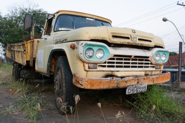 Eski sarı ford kamyonet