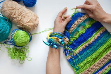 Yün örme kumaş. Tığ işi. Beyaz arka plan. ABO görüntülemek