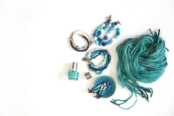 Smycken, dekorationer av blått och turkos. Vit bakgrund. Br — Stockfoto