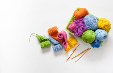 Renkli iplik topları. Yukarıdan görüntüleyin. Ra'nın tüm renkleri