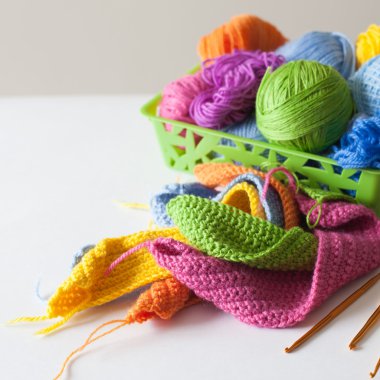 Renkli iplik topları. Yukarıdan görüntüleyin. Ra'nın tüm renkleri