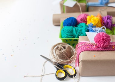 Tatil için hazırlık. Kraft kağıt sarılmış hediyeler. Arkadaşı