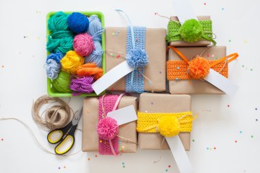 Tatil için hazırlık. Kraft kağıt sarılmış hediyeler. Arkadaşı