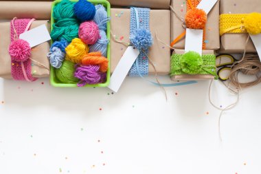 Tatil için hazırlık. Kraft kağıt sarılmış hediyeler. Arkadaşı