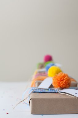 Kraft kağıt sarılı ve örme şeritler ile bağlı hediyeler.