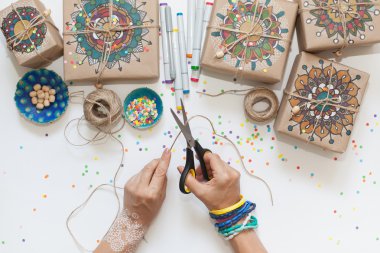 Kraft kağıt sarılmış hediyeler. Kutulara mandala desen boyalı.