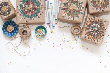 Kraft kağıt sarılmış hediyeler. Kutulara mandala desen boyalı.