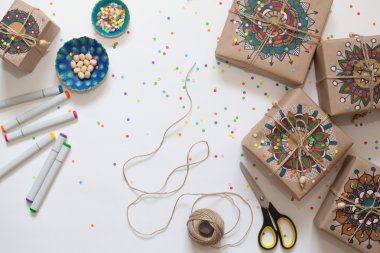 Kraft kağıt sarılmış hediyeler. Kutulara mandala desen boyalı.