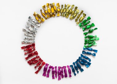 Şeker sarmalayıcılar beyaz bir arka plan üzerinde renkli.