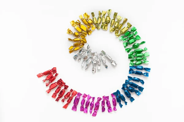 Şeker sarmalayıcılar beyaz bir arka plan üzerinde renkli.