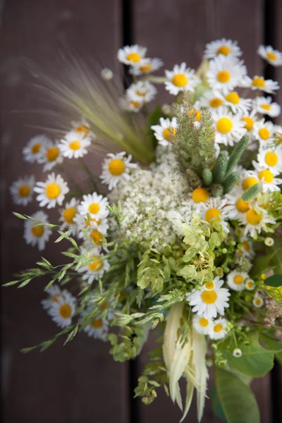 Masanın üzerinde bir sepet içinde toplar ve skeins yalan. 