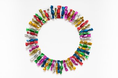 Şeker sarmalayıcılar beyaz bir arka plan üzerinde renkli.