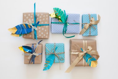 Kraft kağıt sarılmış hediyeler. Yukarıdan görüntülemek.