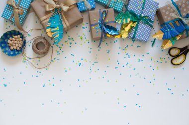 Kraft kağıt sarılmış hediyeler. Yukarıdan görüntülemek.