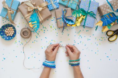 Kraft kağıt sarılmış hediyeler. Yukarıdan görüntülemek.