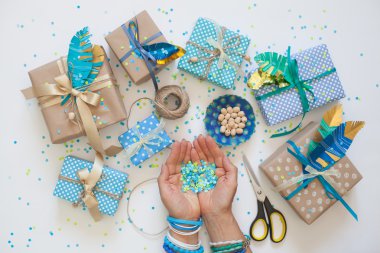 Kraft kağıt sarılmış hediyeler. Yukarıdan görüntülemek.