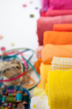 Beyaz bir arka plan üzerinde parlak renkli kumaş rulo.