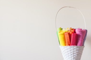 Renkli kumaş dikiş için sepet beyaz bir yalan.