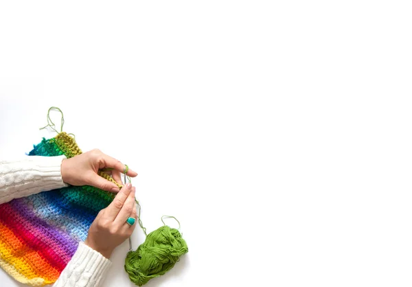 La mujer teje una tela de color gancho. Vista desde arriba . —  Fotos de Stock