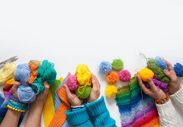 De vrouwen breien en haken van gekleurde stof. Van bovenaf bekijken. — Stockfoto