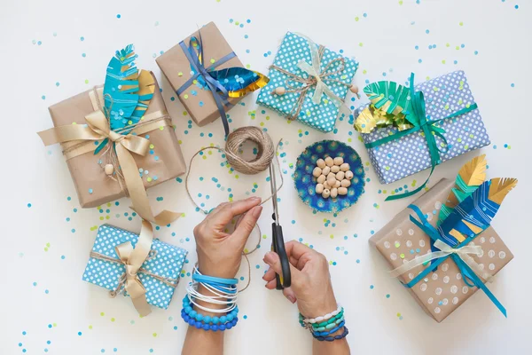 Gifts wrapped in kraft paper. View from above. — Stock Photo, Image