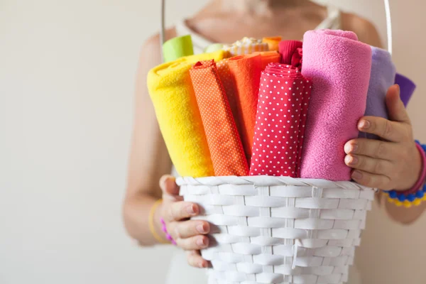 Женщина держит яркие цветные ткани для шитья и ножниц . — стоковое фото