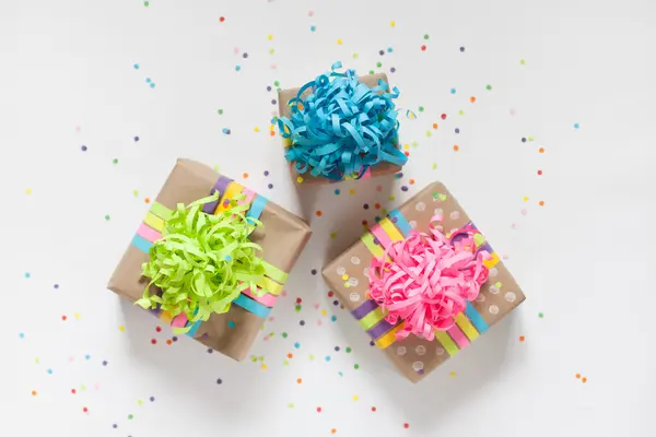 Preparación para las vacaciones. Regalos envueltos en envases coloridos —  Fotos de Stock