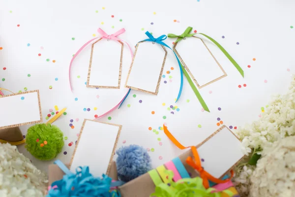 Preparación para las vacaciones. Regalos envueltos en envases coloridos —  Fotos de Stock