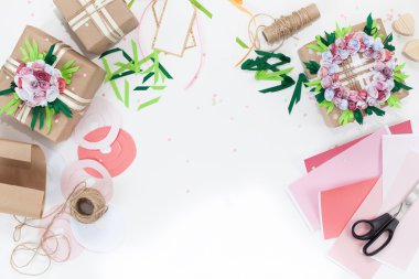 Tatil için hazırlık. Parlak kağıt hediye paketleme.