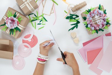 Tatil için hazırlık. Parlak kağıt hediye paketleme.